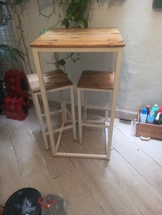 Mesa alta y 2 bancos madera y metal