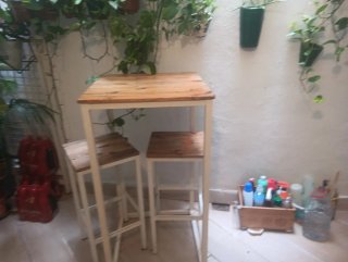 Mesa alta y 2 bancos madera y metal