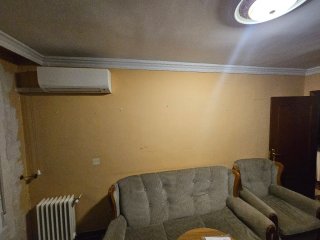 Sofá y sillón de tela y madera