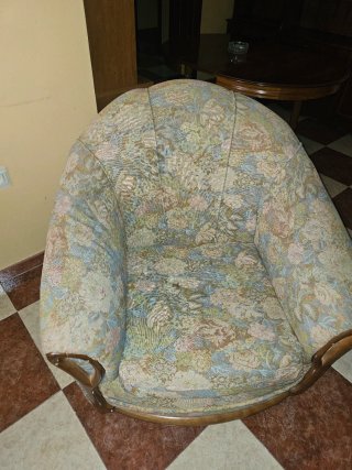 Sofá y sillón de tela y madera