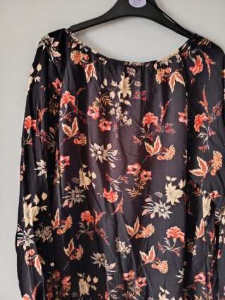 Blusa TEX negra estampado floral talla L