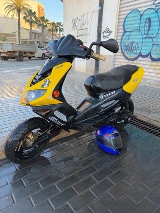 Peugeot 49cc Scooter Amarillo