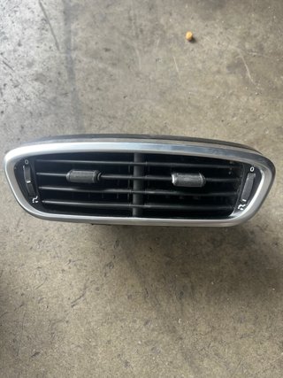 Emblema Fiat 500XL y rejilla ventilación