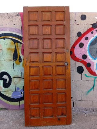 Puerta de madera color marrón