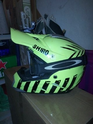 Casco Shiro Talla L. Gafas Oakley.