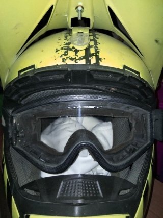 Casco Shiro Talla L. Gafas Oakley.