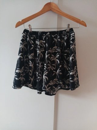 Bermudas negras con palmeras