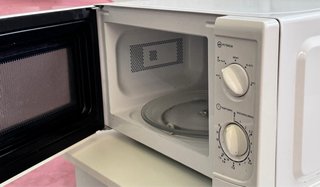 MICROONDAS MARCA SAIVOD EN BLANCO