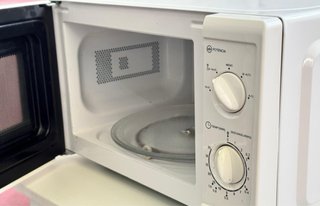 MICROONDAS MARCA SAIVOD EN BLANCO