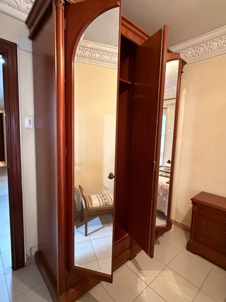 Guardaroba in legno con specchi