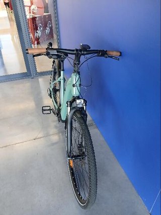 Bicicleta eléctrica trekking motor central cuadro bajo