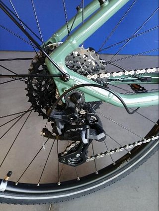 Bicicleta eléctrica trekking motor central cuadro bajo