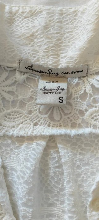 Blusa de encaje marca  American Rag. Talla S