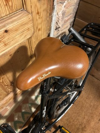 Bicicleta NORDIC negra con todos los accesorios