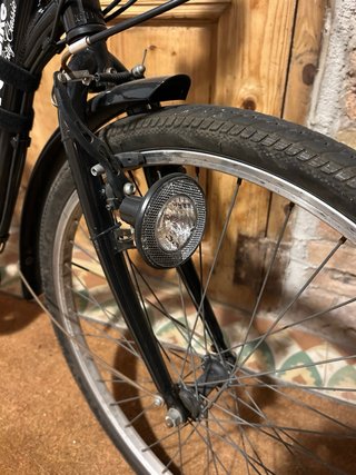 Bicicleta NORDIC negra con todos los accesorios