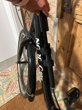 Bicicleta NORDIC negra con todos los accesorios
