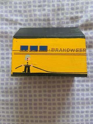 Caja de madera pintada a mano