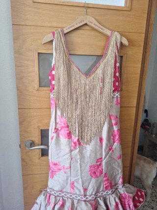 Traje de flamenca beige y rosa