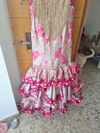 Traje de flamenca beige y rosa