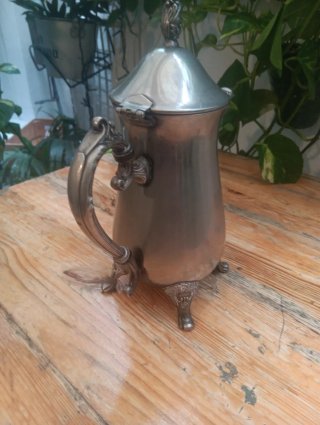 Tetera antigua de metal plateado