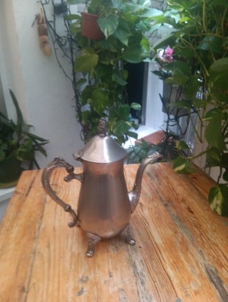 Tetera antigua de metal plateado
