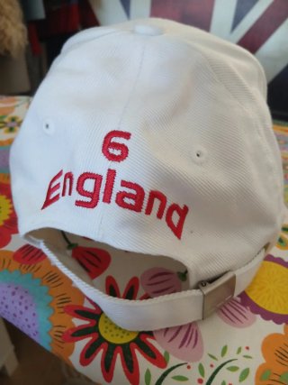 Gorra Adidas Blanca con Bandera Inglaterra y numer