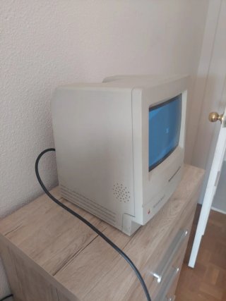 Ordenador vintage Apple funcionando