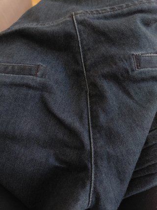 Pantalón vaquero cintura alta botones