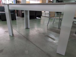 Mesa de comedor moderna gris y blanca