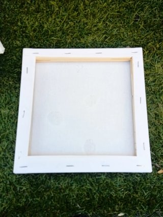 Cornice artigianale con sassi e legno