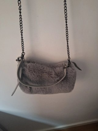 Bolso pelo gris Stradivarius edición limitada