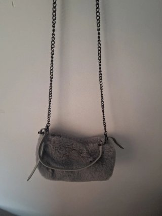 Bolso pelo gris Stradivarius edición limitada