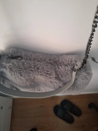 Bolso pelo gris Stradivarius edición limitada
