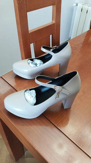 Zapatos de tacón beige con pulsera