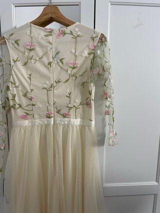 Vestido beige y rosa con flores