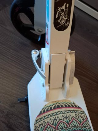 Patinete blanco con diseño tribal