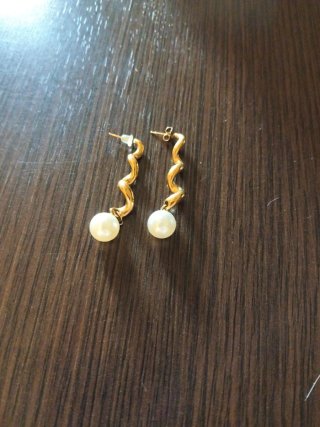Pendientes dorados con perlas