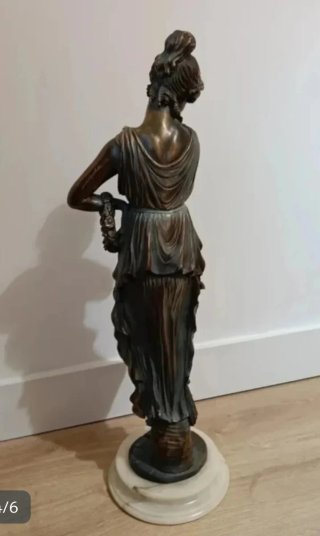Escultura de mujer en bronce y mármol