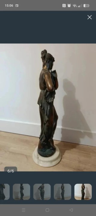 Escultura de mujer en bronce y mármol
