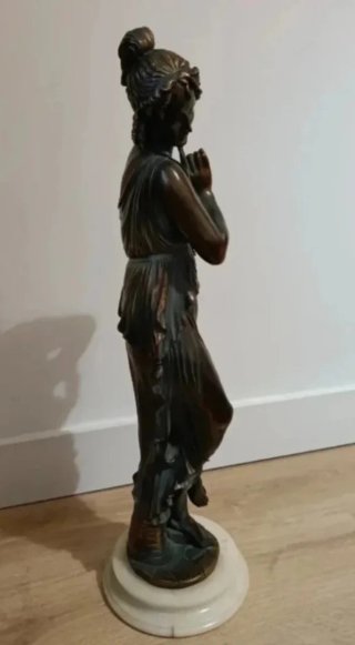 Escultura de mujer en bronce y mármol