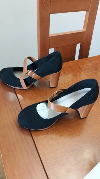 Zapatos de tacón negros y marrones