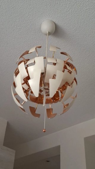 Lámpara de techo blanca y cobre