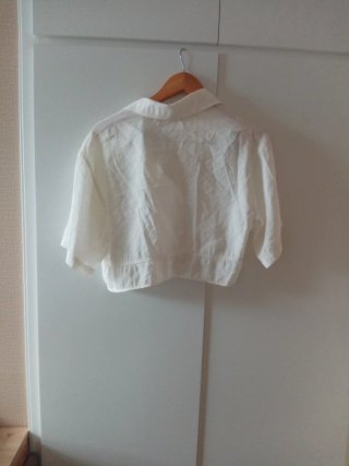 Camisa blanca corta anudada