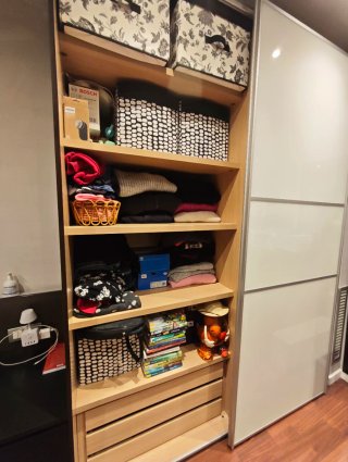 Armario de dormitorio con puertas correderas.