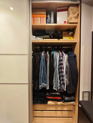 Armario de dormitorio con puertas correderas.