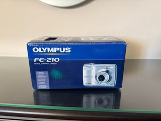 Cámara Digital Olympus FE-210 Y2K (Nueva en caja)
