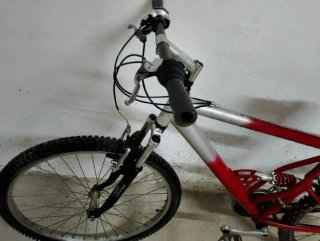 Bicicleta de montaña roja