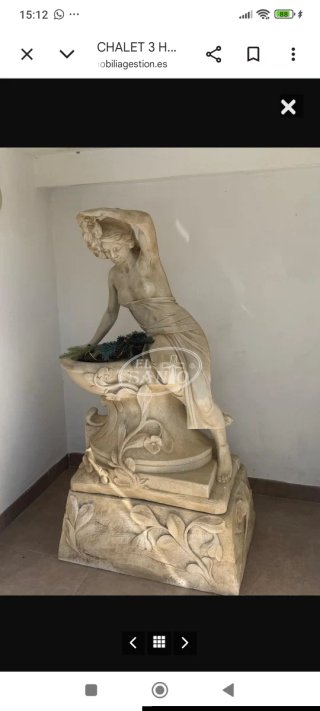 Figura de mujer con fuente