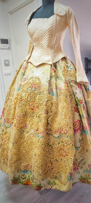 Alquiler Traje Fallera Siglo XVIII color crudo