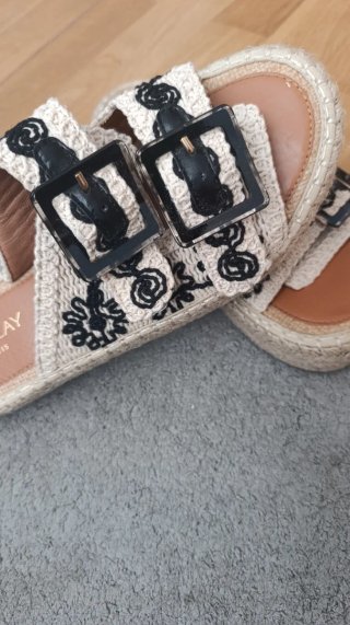 Sandalias Beige y Negras con Hebillas